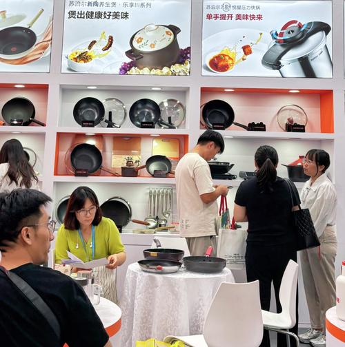 图为消费者在选购厨具产品